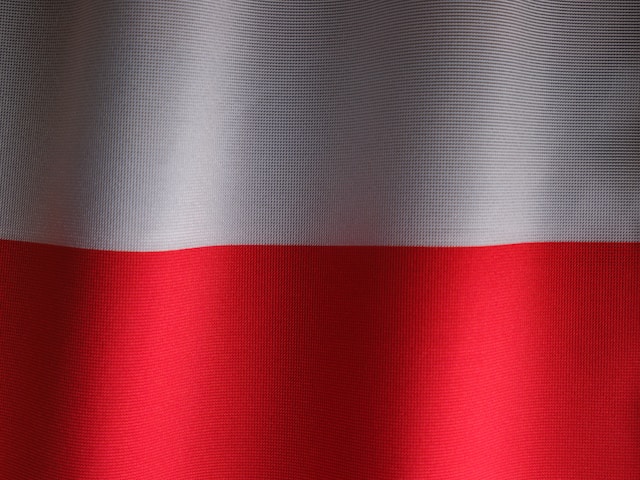 Symbole narodowe w codziennej modzie – jak nosimy barwy Polski